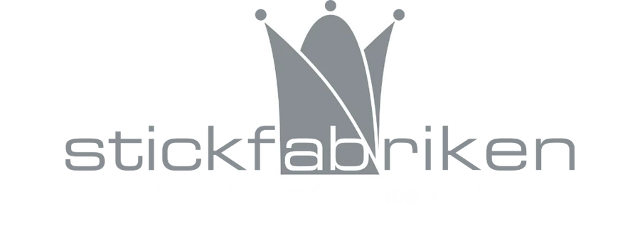 STICKFABRIKEN LOGOTYP KRONAN I GRÅTT MED TEXTEN VÅGRÄTT